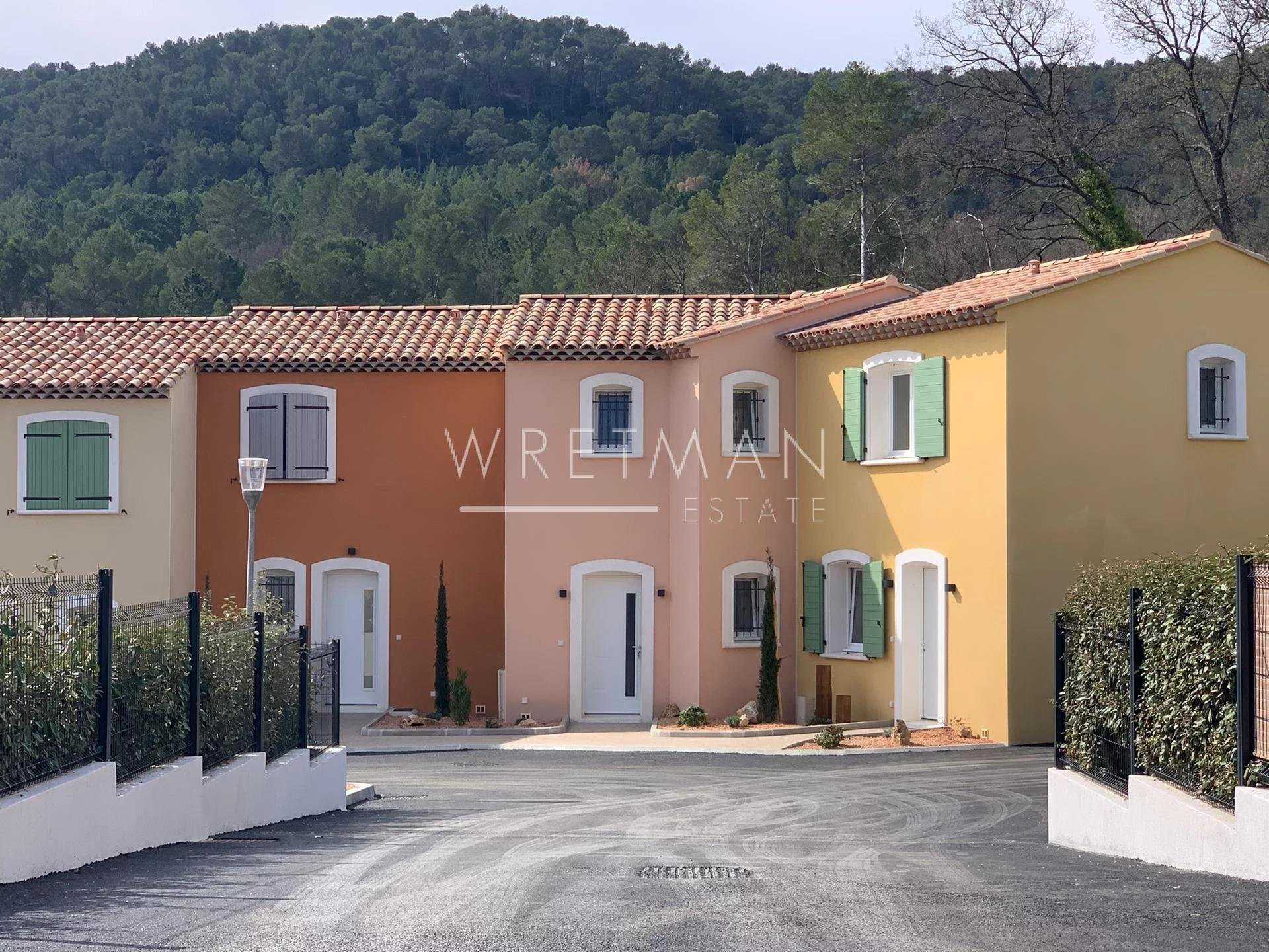 Molteplici case nel Salernes, Provence-Alpes-Cote d'Azur 11371139