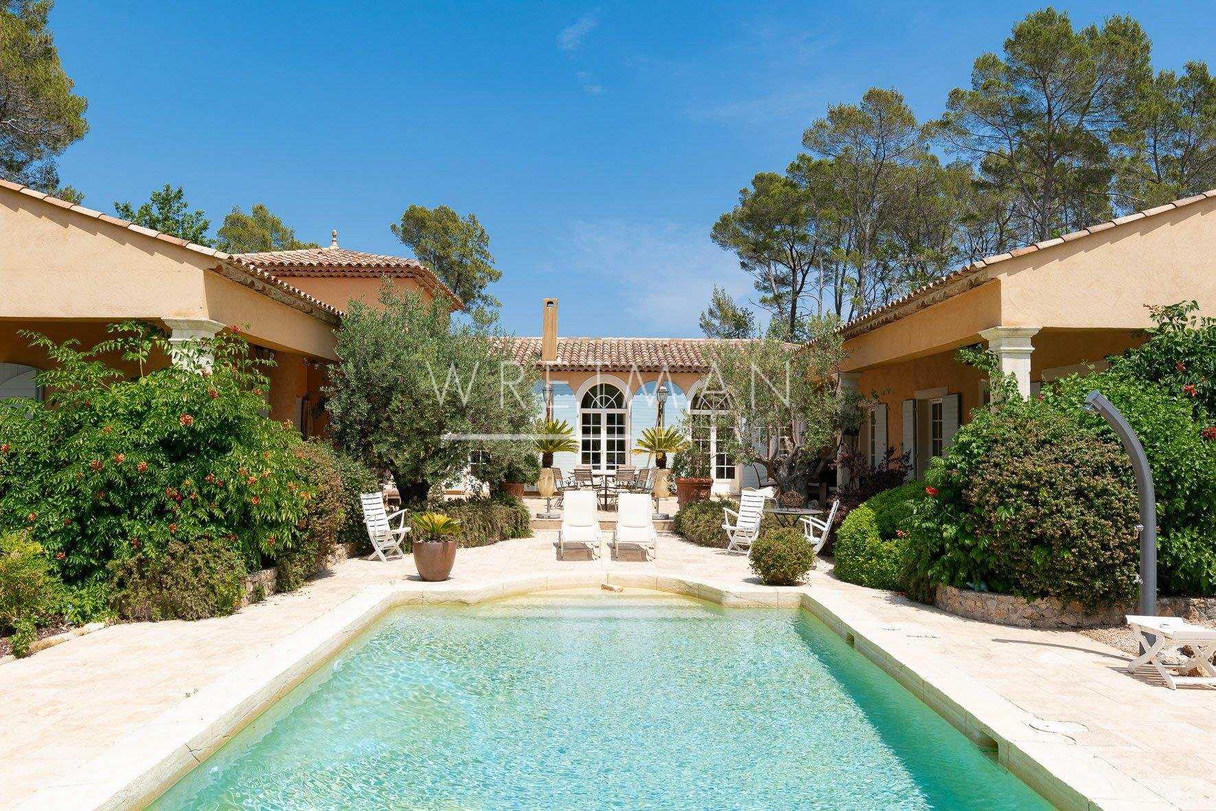 Hus i Seillans, Provence-Alpes-Cote d'Azur 11371227