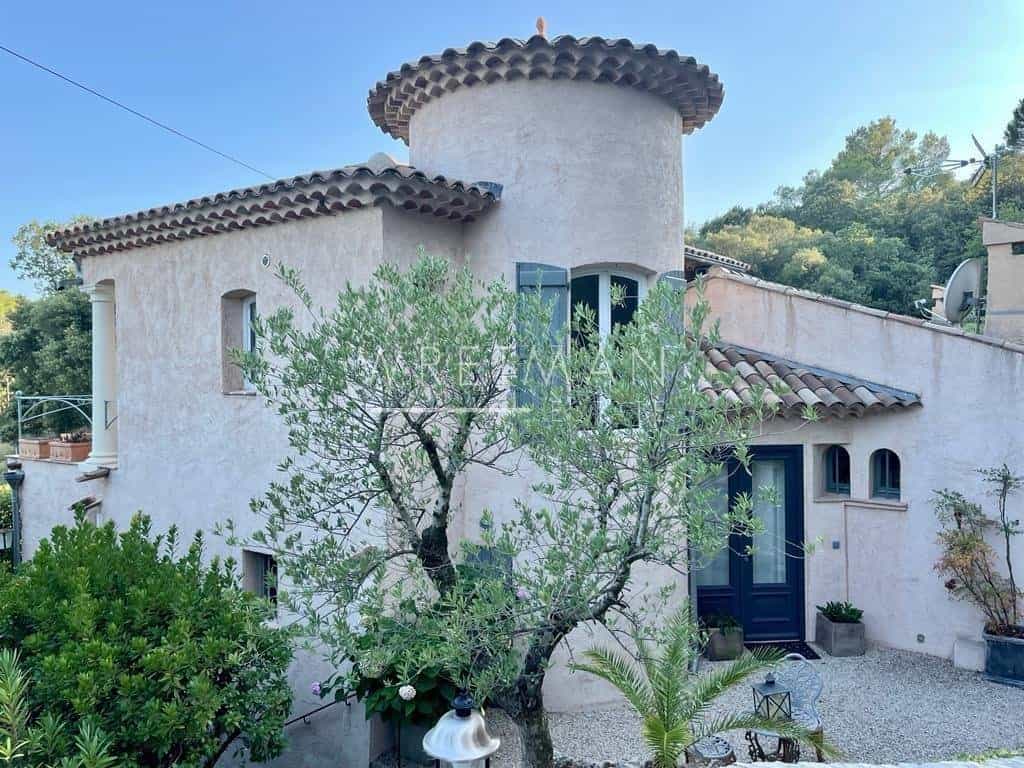 Talo sisään Le Tignet, Provence-Alpes-Cote d'Azur 11371259