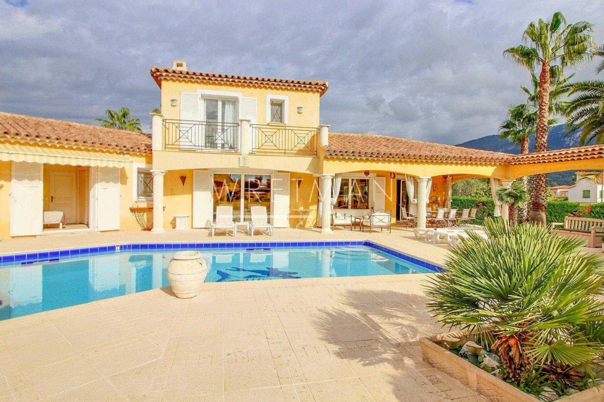 Talo sisään Carros, Provence-Alpes-Cote d'Azur 11371265