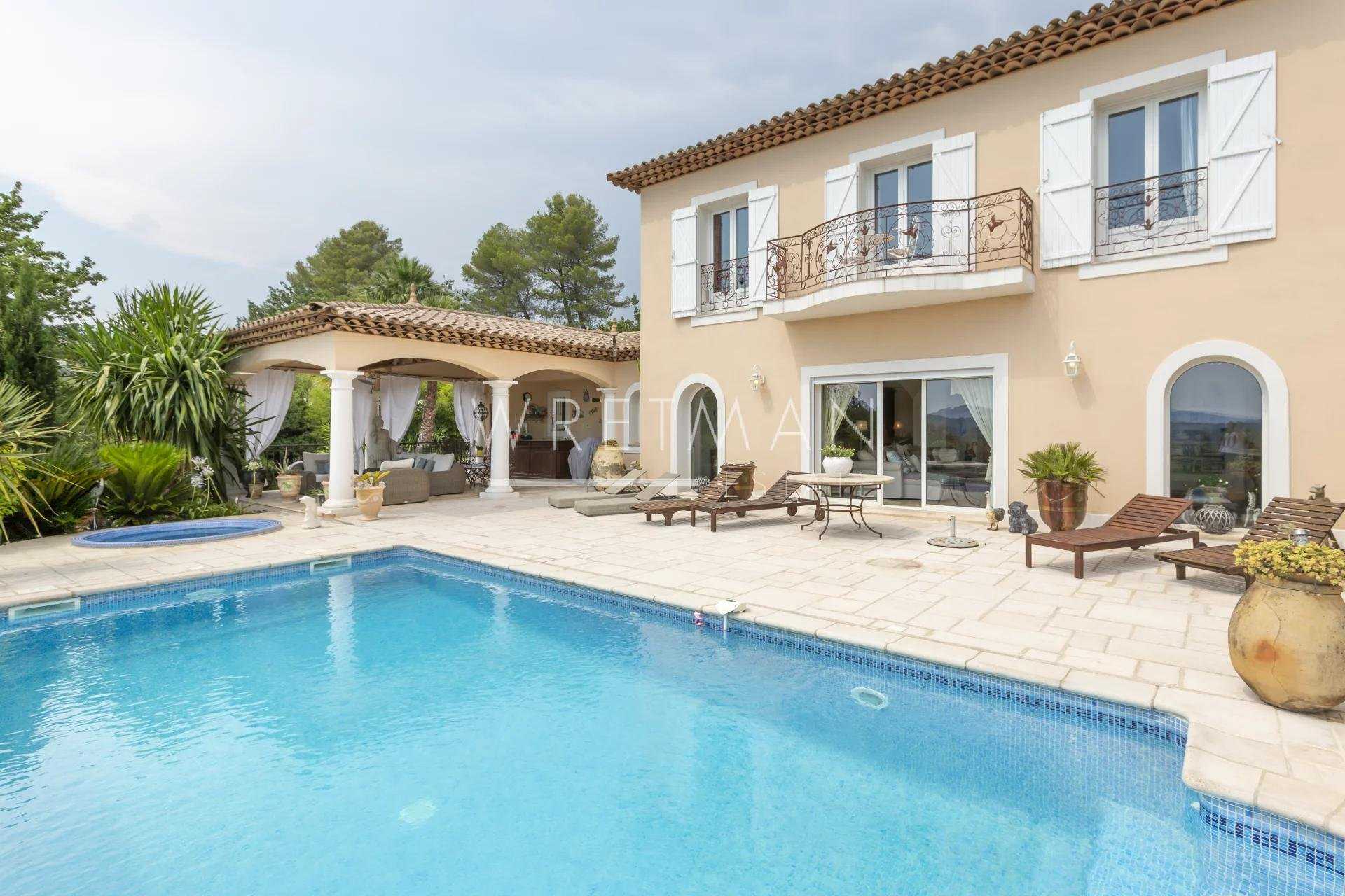 Hus i Tourrettes, Provence-Alpes-Cote d'Azur 11371285