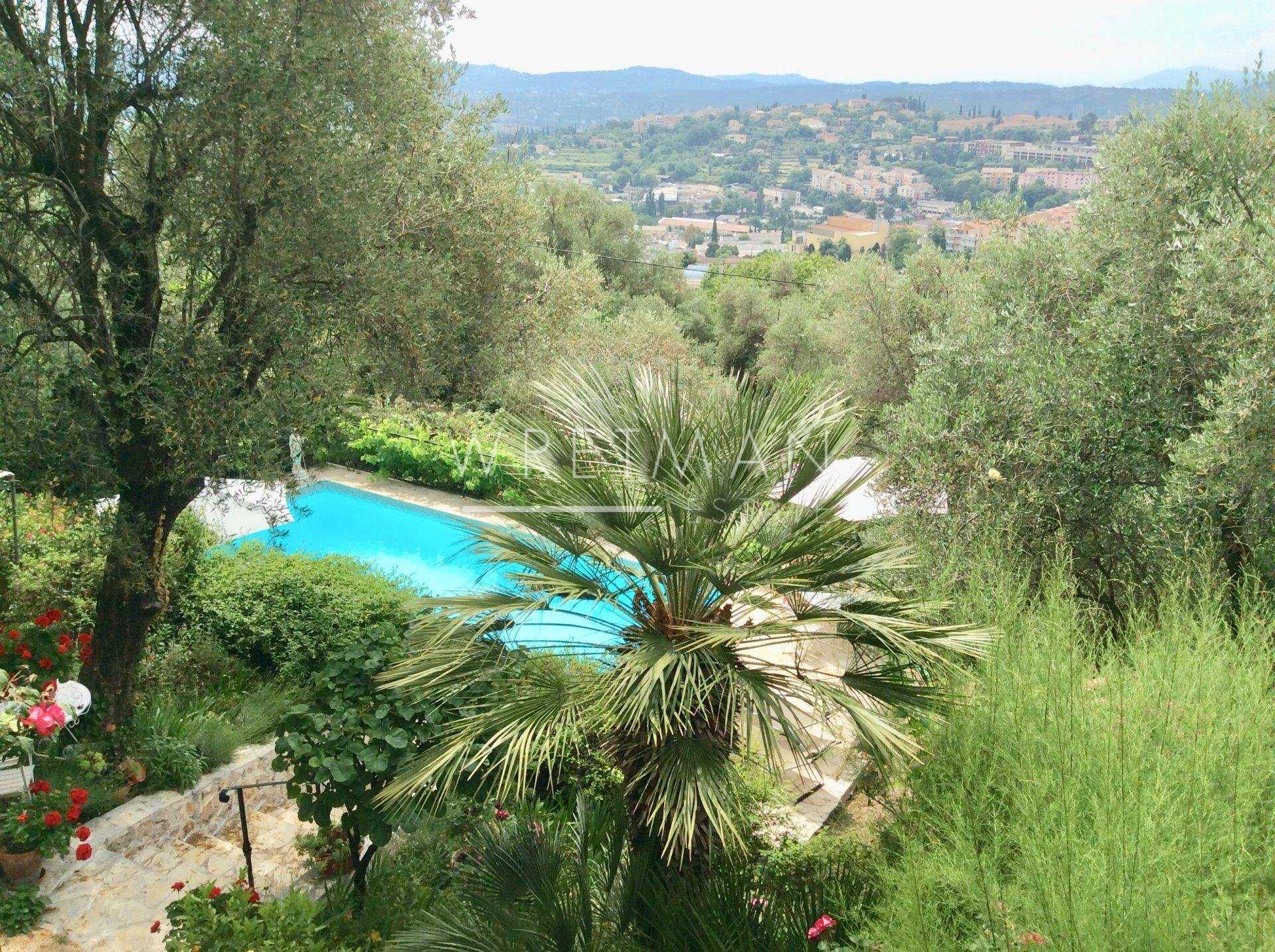 Annen i Grasse, Provence-Alpes-Cote d'Azur 11371333
