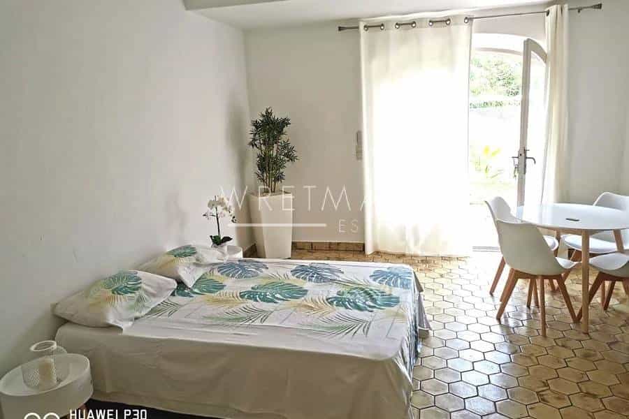 Condominium in Mandelieu-la-Napoule, Provence-Alpes-Cote d'Azur 11371348