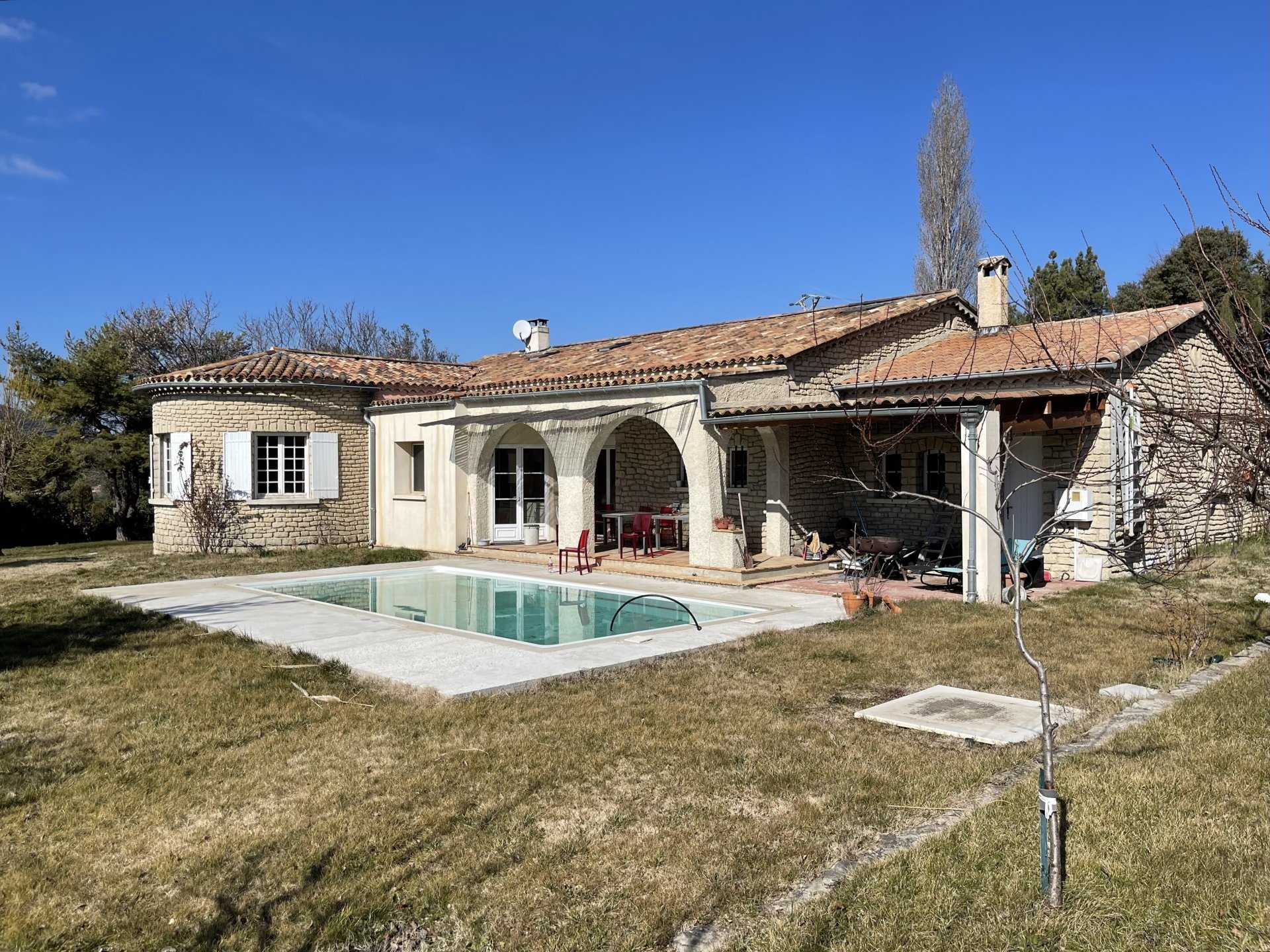 Talo sisään Malaucene, Provence-Alpes-Cote d'Azur 11371421