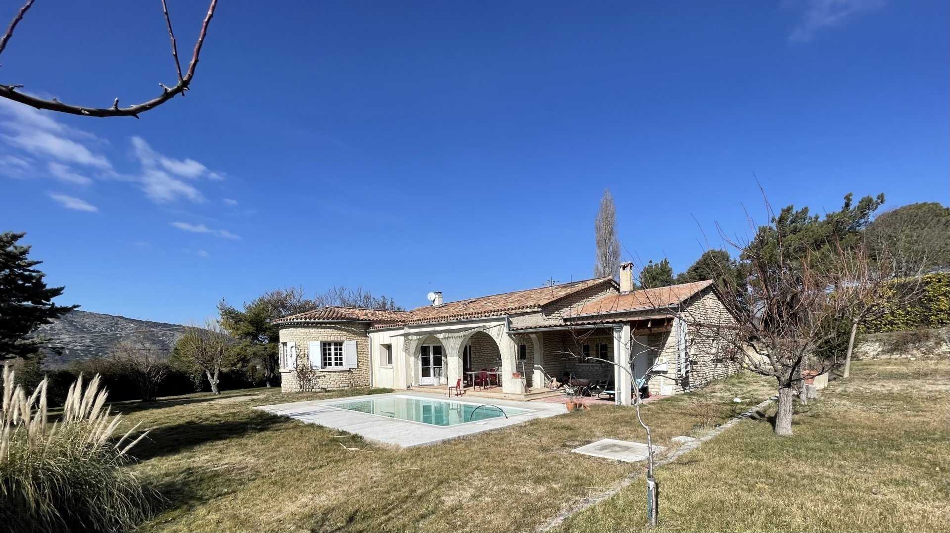 집 에 Malaucene, Provence-Alpes-Cote d'Azur 11371421