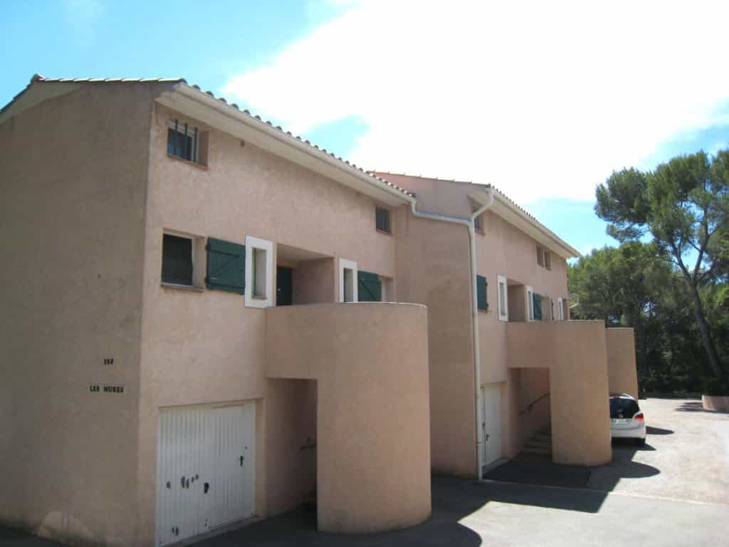 Condominium in Saint-Raphaël, Var 11371423