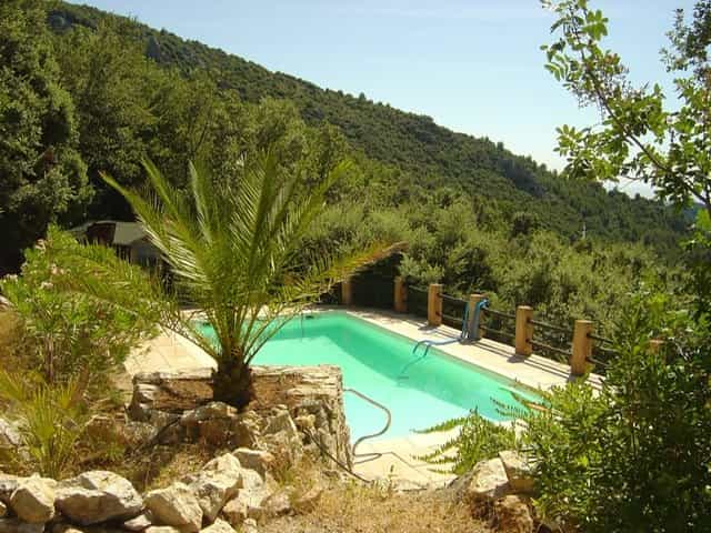 Talo sisään Le Collet, Provence-Alpes-Cote d'Azur 11371459
