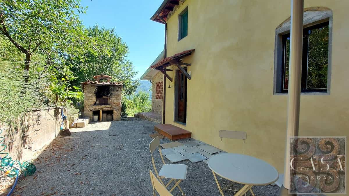 Rumah di Molazzana, Tuscany 11390647