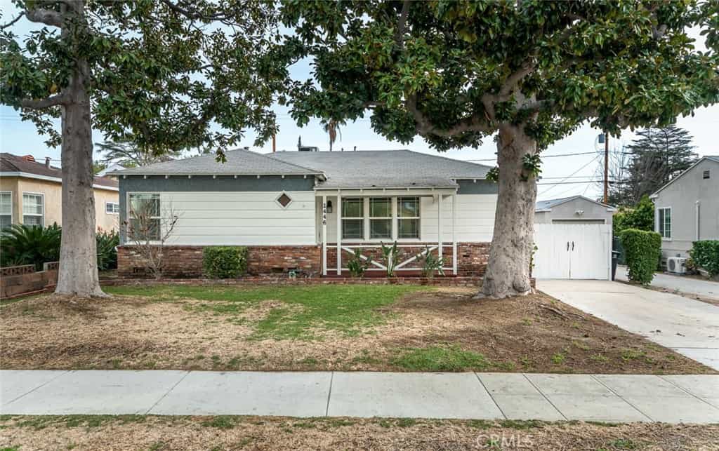 Dom w Burbank, California 11391221