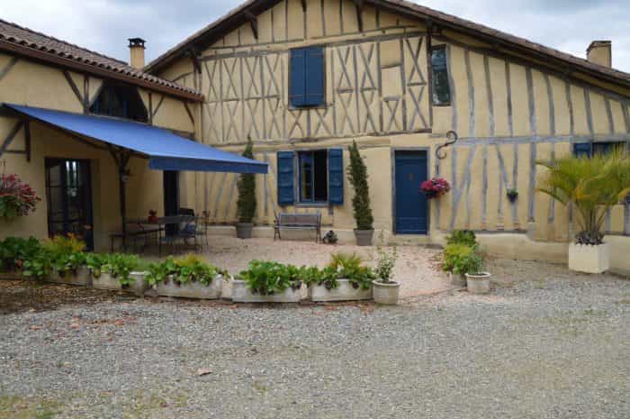 房子 在 Aignan, Occitanie 11391429