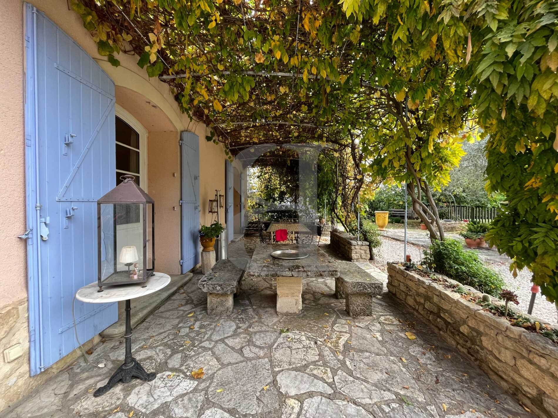 بيت في Pernes-les-Fontaines, Provence-Alpes-Côte d'Azur 11391507