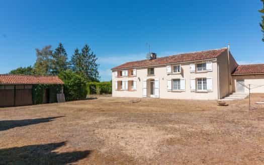House in Salles-d'Angles, Nouvelle-Aquitaine 11391812