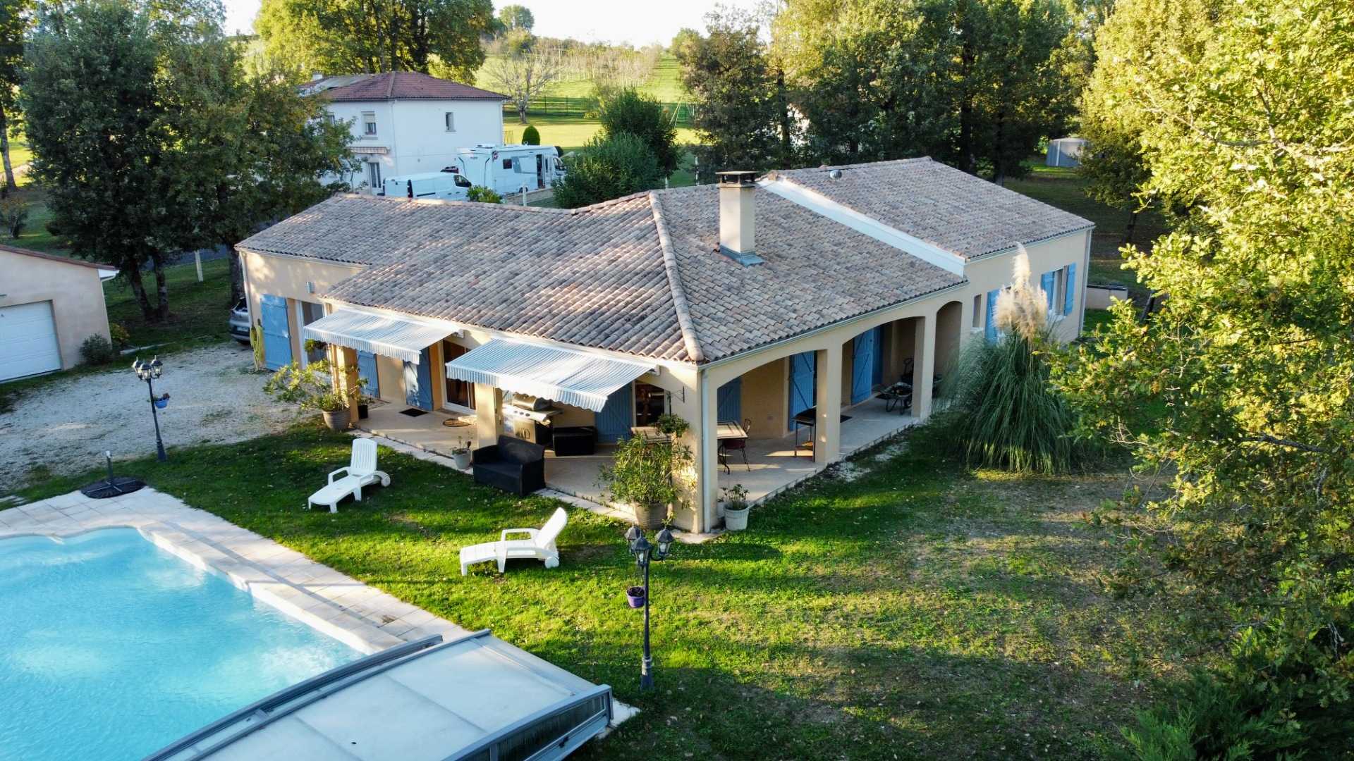 Talo sisään La Tour, Provence-Alpes-Cote d'Azur 11392206