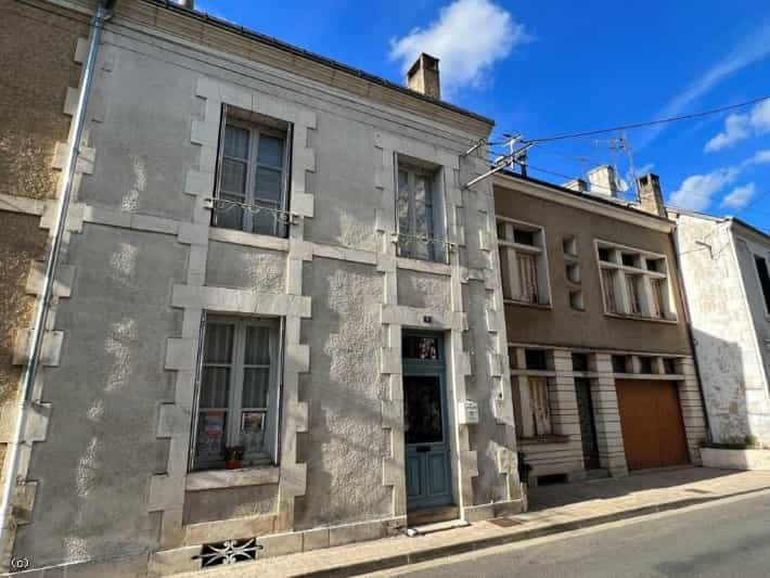 Rumah di Civray, Nouvelle-Aquitaine 11392492