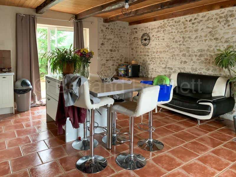 House in Melle, Nouvelle-Aquitaine 11392514