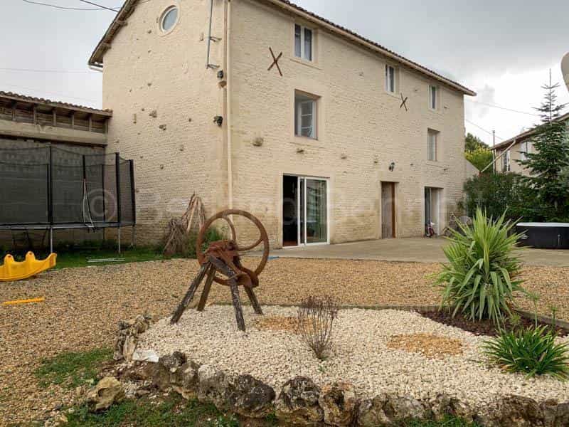 House in Melle, Nouvelle-Aquitaine 11392514