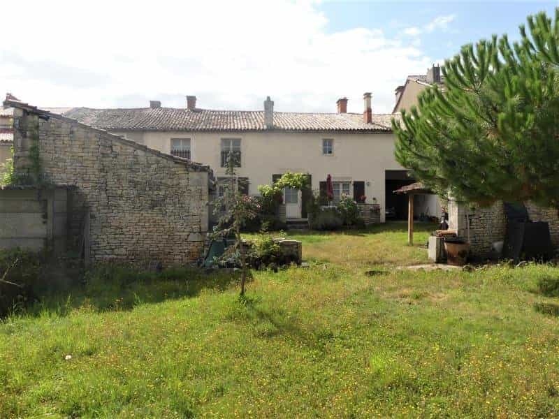 بيت في Limalonges, Nouvelle-Aquitaine 11392523