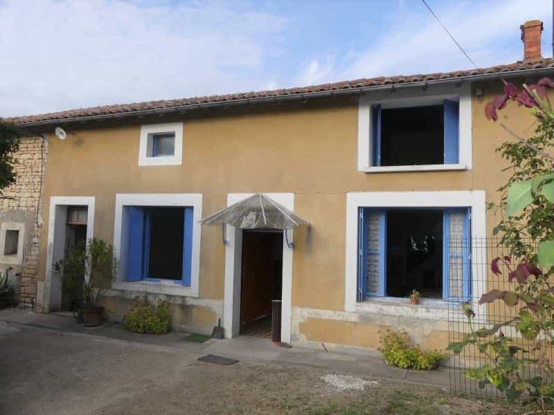 rumah dalam Marcillac-Lanville, Nouvelle-Aquitaine 11392542