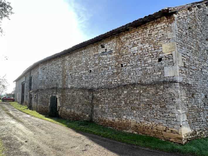 بيت في Lizant, Nouvelle-Aquitaine 11392555