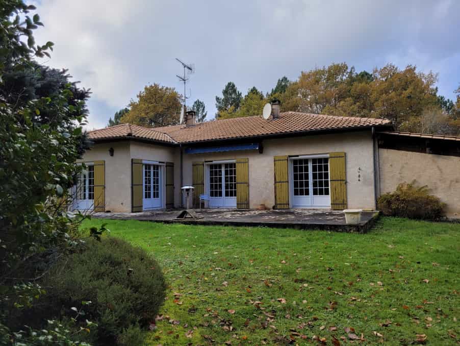 House in Eyraud-Crempse-Maurens, Nouvelle-Aquitaine 11392635