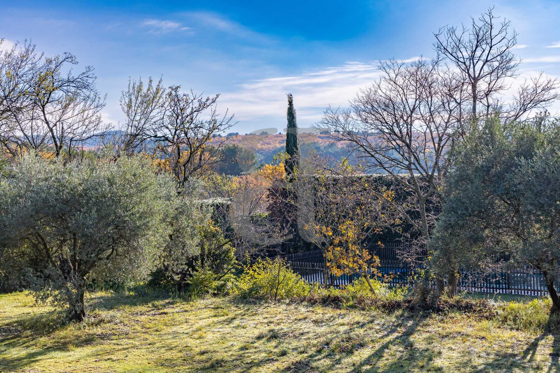 Hus i La Roque-sur-Pernes, Provence-Alpes-Cote d'Azur 11392675