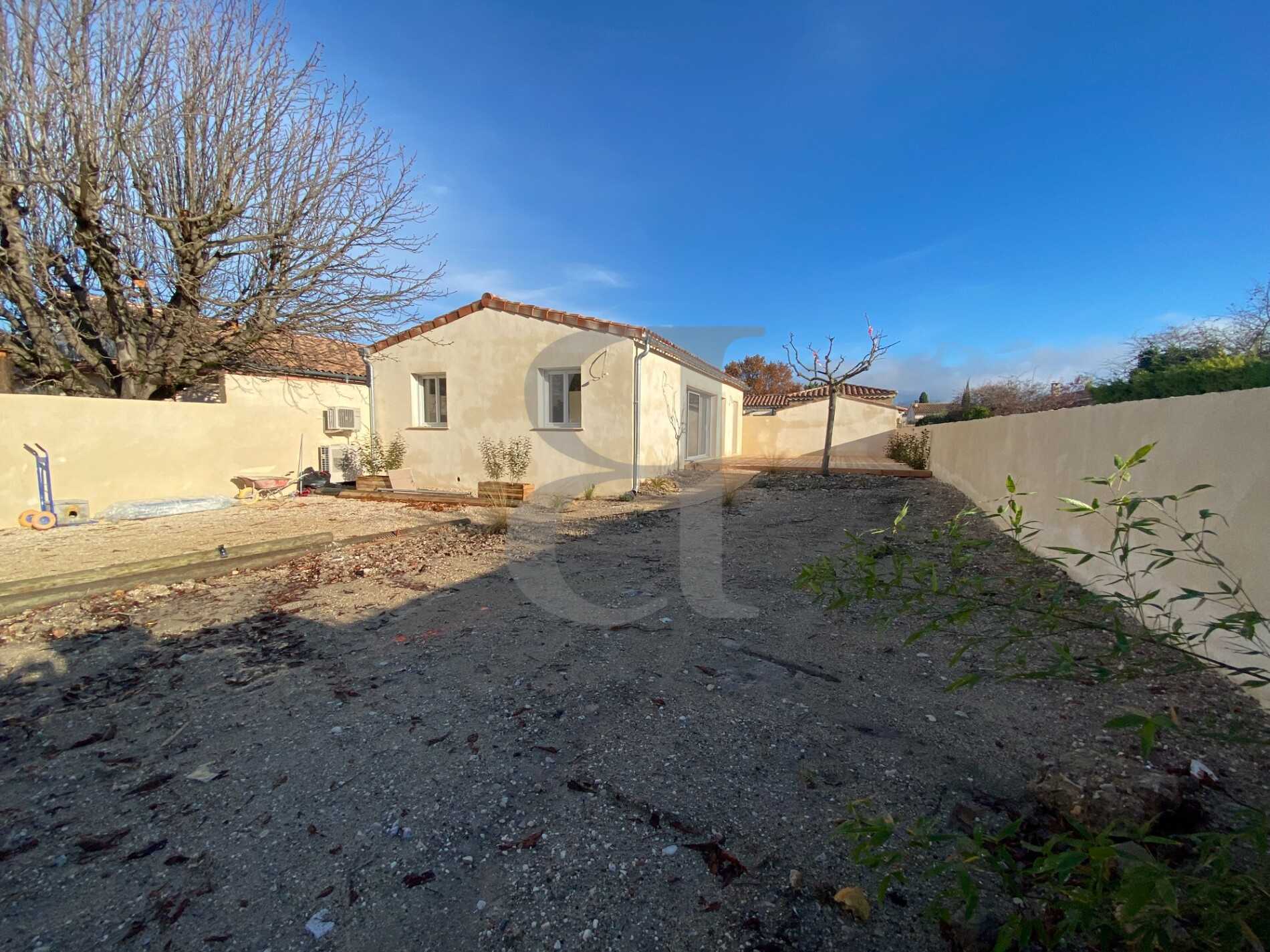 House in L'Isle-sur-la-Sorgue, Provence-Alpes-Cote d'Azur 11392680
