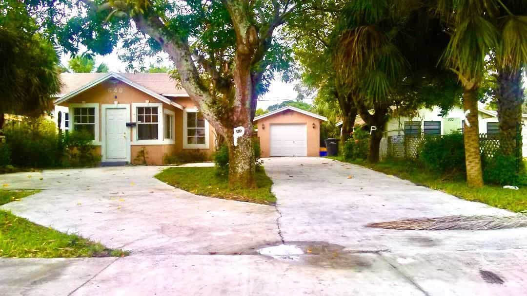 House in Mangonia Park, Florida 11392693