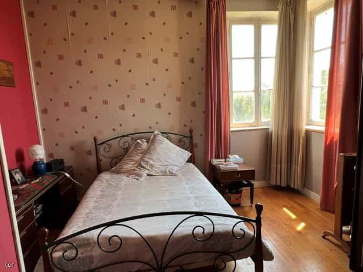 Rumah di Ruffec, Nouvelle-Aquitaine 11393349