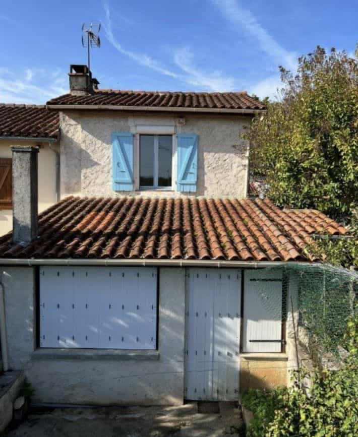 House in Champagne-Mouton, Nouvelle-Aquitaine 11393563
