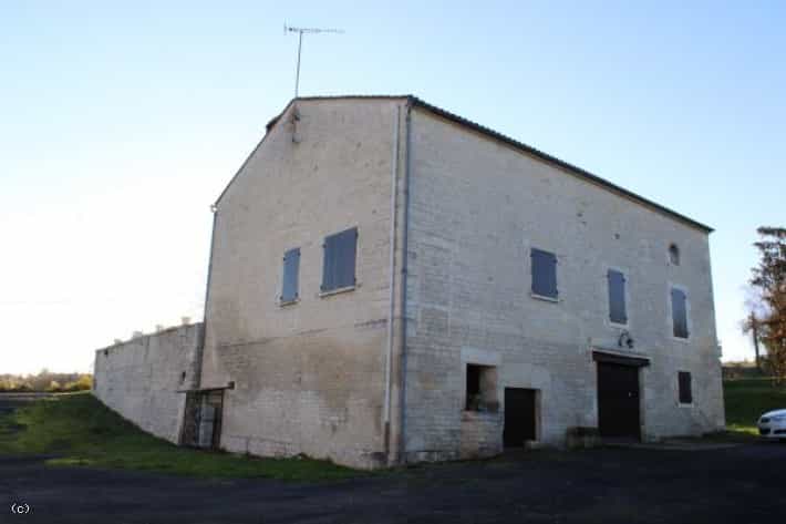 жилой дом в Aunac-sur-Charente, Nouvelle-Aquitaine 11393718