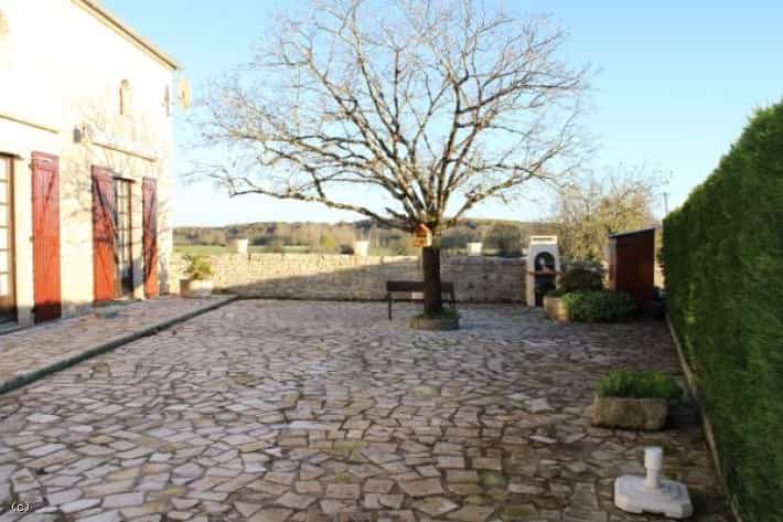 Huis in Aunac-sur-Charente, Nouvelle-Aquitaine 11393718