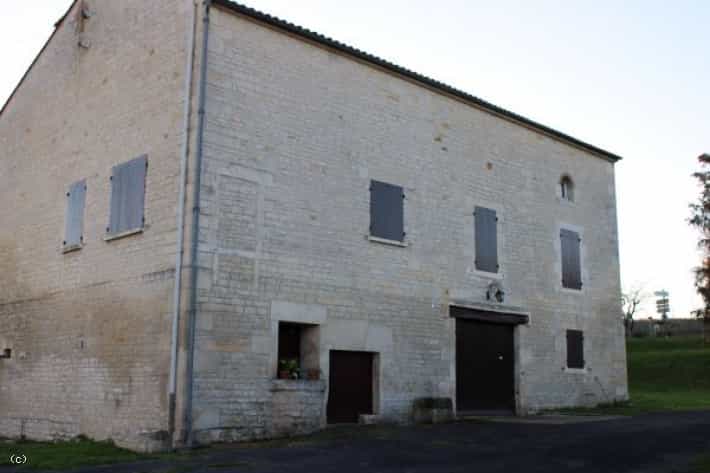 жилой дом в Aunac-sur-Charente, Nouvelle-Aquitaine 11393718