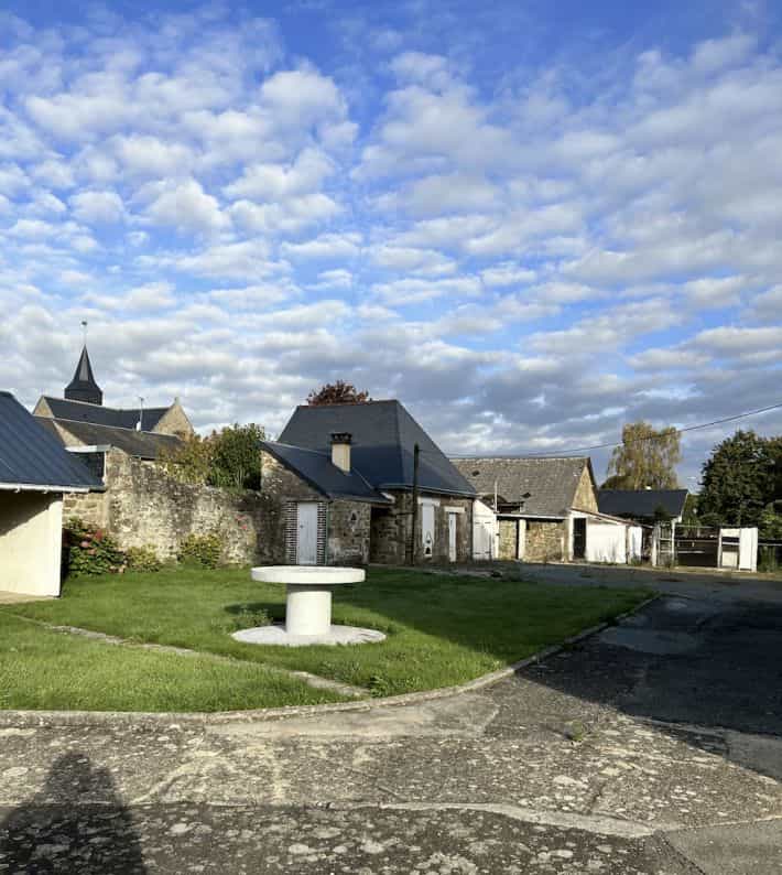 Condominium in Soucé, Pays de la Loire 11393852