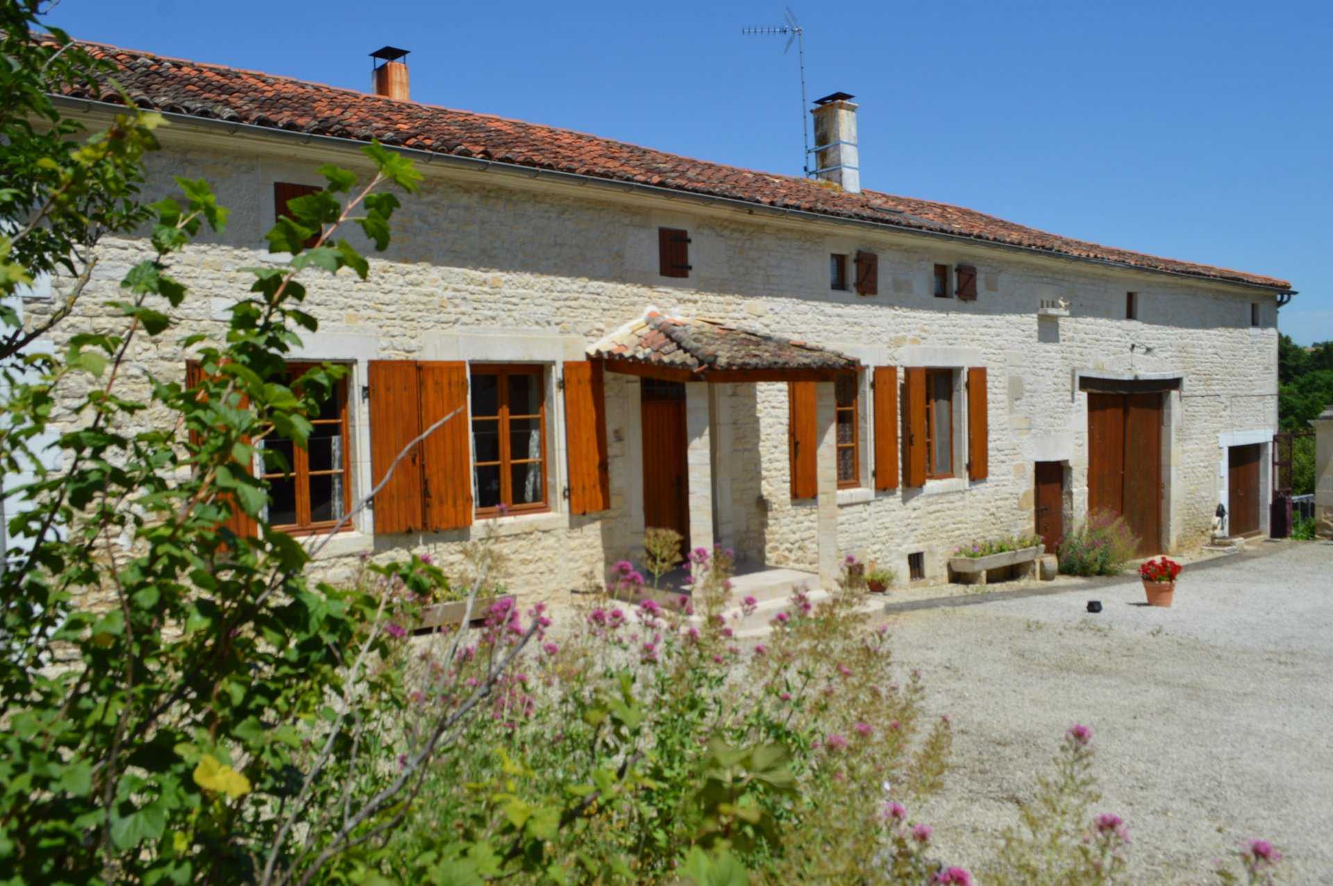 Rumah di Ruffec, Nouvelle-Aquitaine 11394641