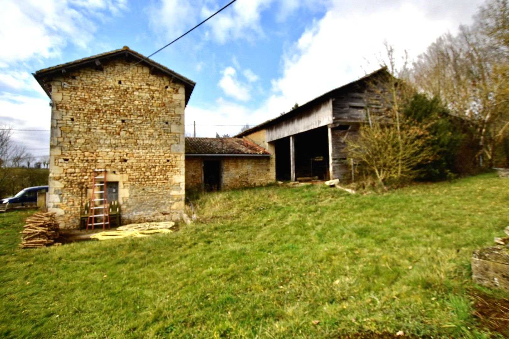 Andere in Benest, Nouvelle-Aquitaine 11394697