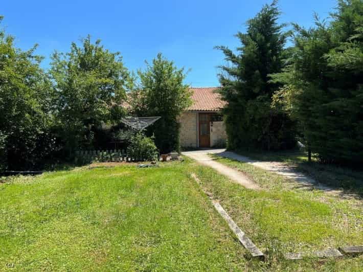 House in Bioussac, Nouvelle-Aquitaine 11395020