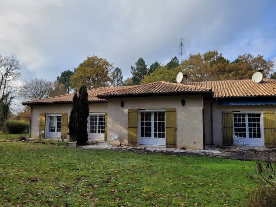 Casa nel Eyraud-Crempse-Maurens, Nouvelle-Aquitaine 11395245
