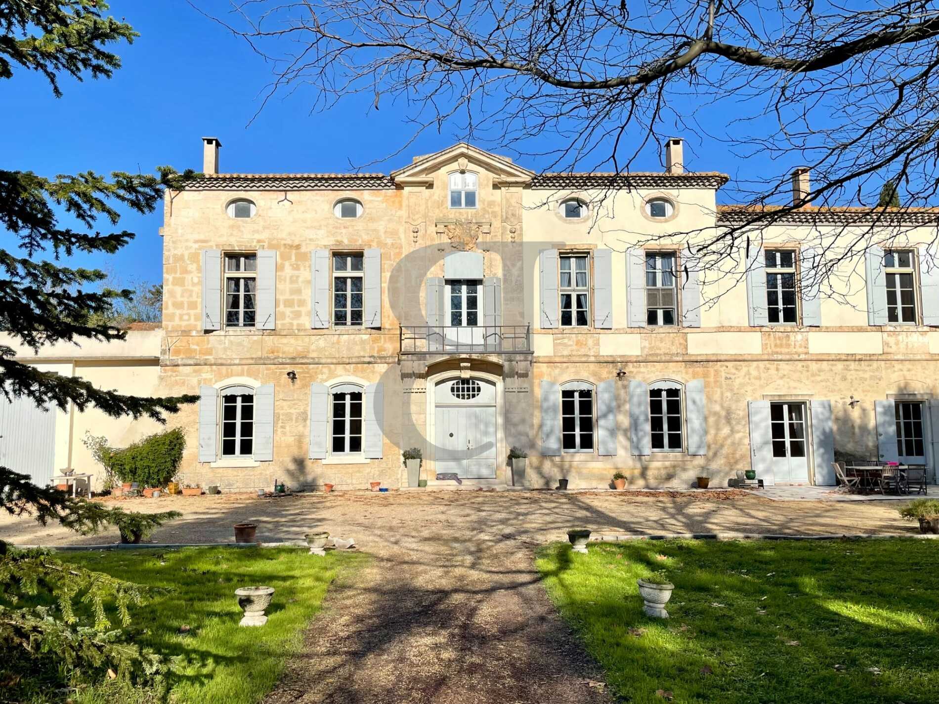 Talo sisään Arles, Provence-Alpes-Cote d'Azur 11395821