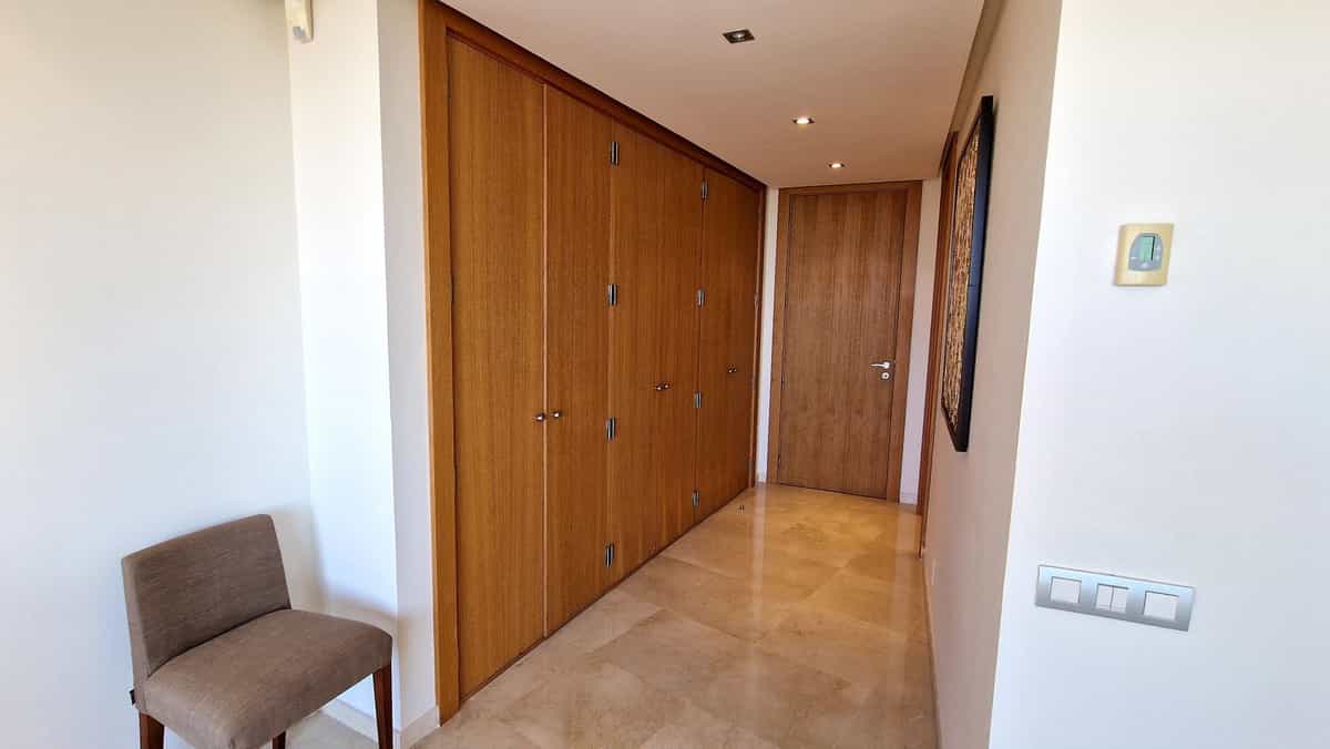 Condominium in Marbella, Andalucía 11400370
