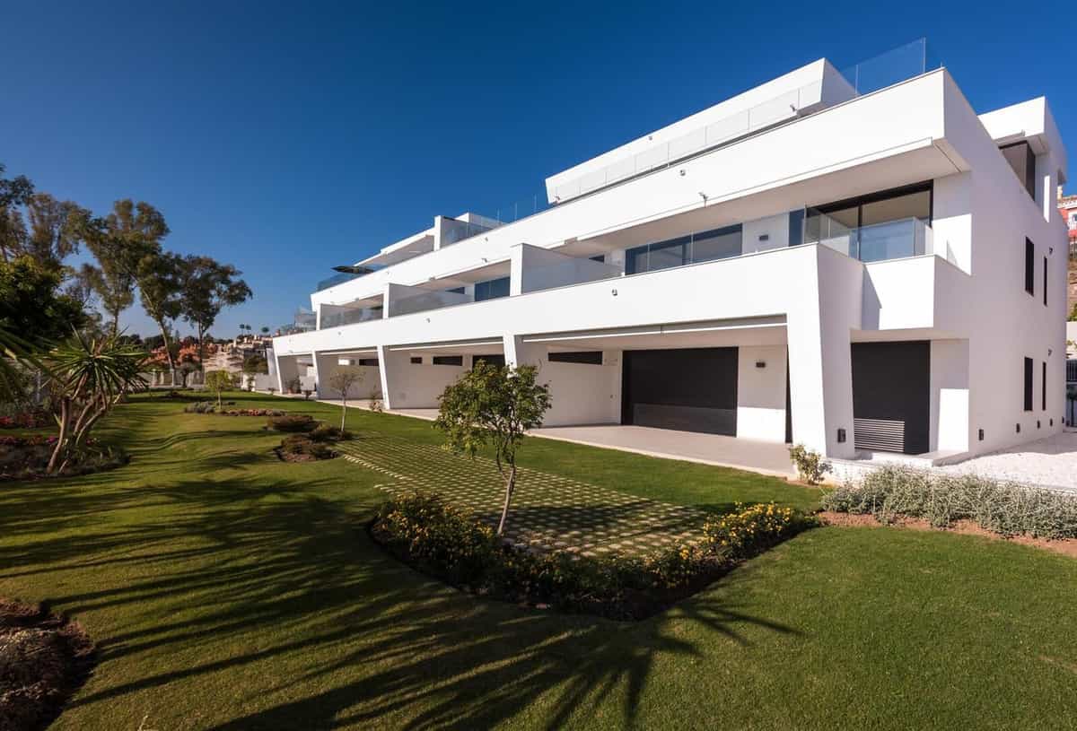 Condominium in Marbella, Andalusia 11400407