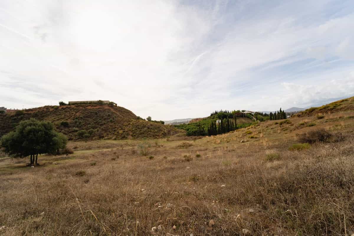 Land in Fuengirola, Andalusia 11401344