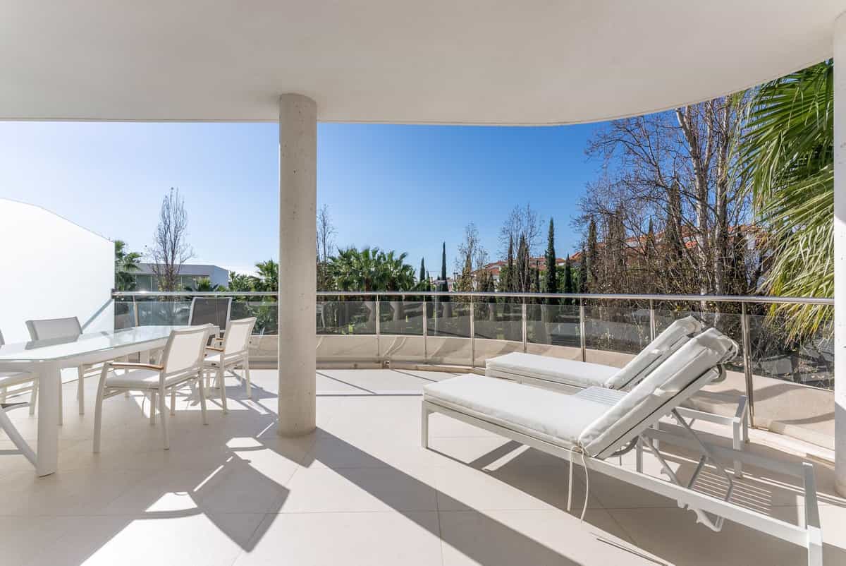 Condominium in Arroyo de la Miel, Andalusia 11402234