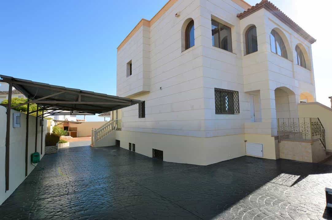 House in Arroyo de la Miel, Andalusia 11402358