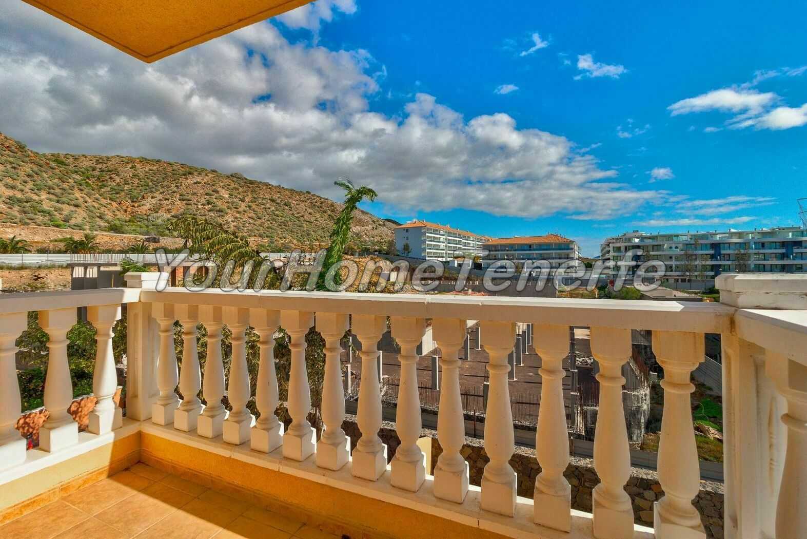 Condominium in Los Cristianos, Canary Islands 11405295