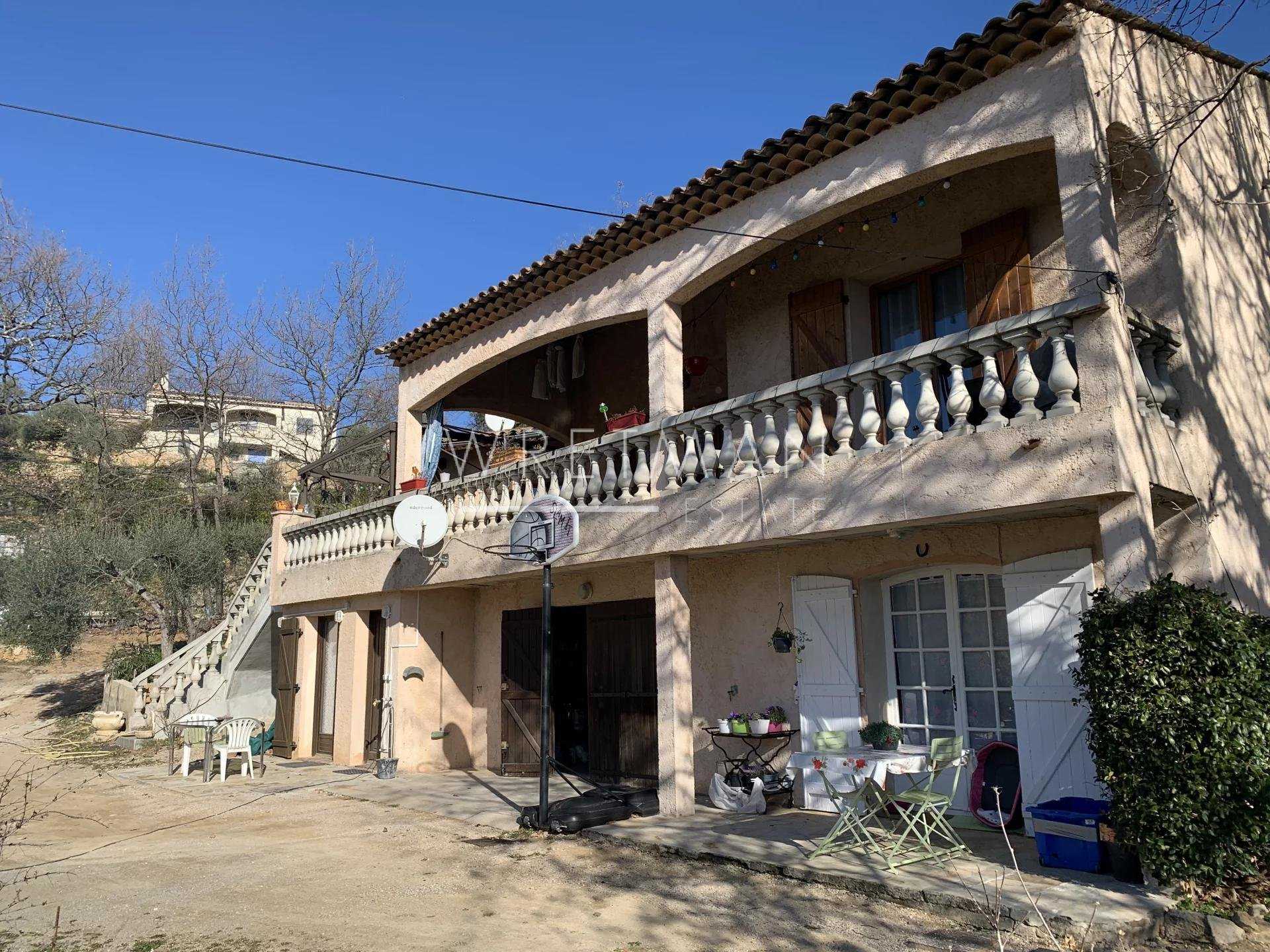 Talo sisään Tourrettes, Provence-Alpes-Cote d'Azur 11408641