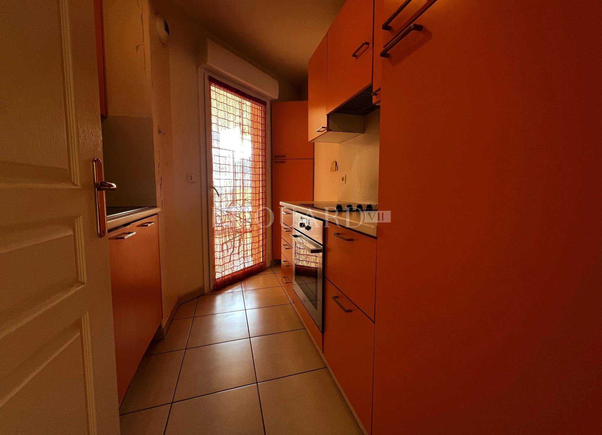 Condominium in Menton, Provence-Alpes-Cote d'Azur 11409139