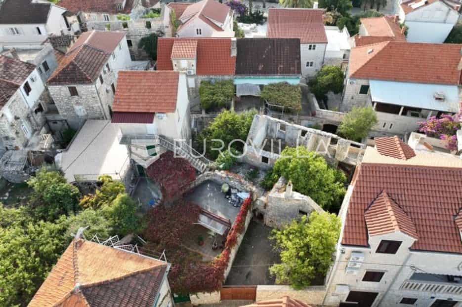жилой дом в Sutivan, Splitsko-Dalmatinska Zupanija 11490425