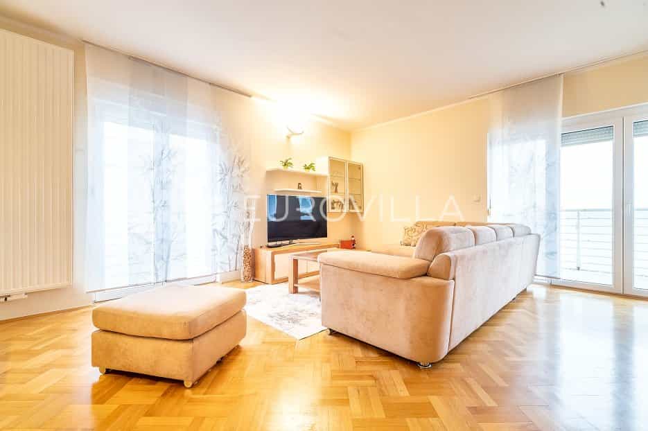 Condominium in Zagreb,  11490452