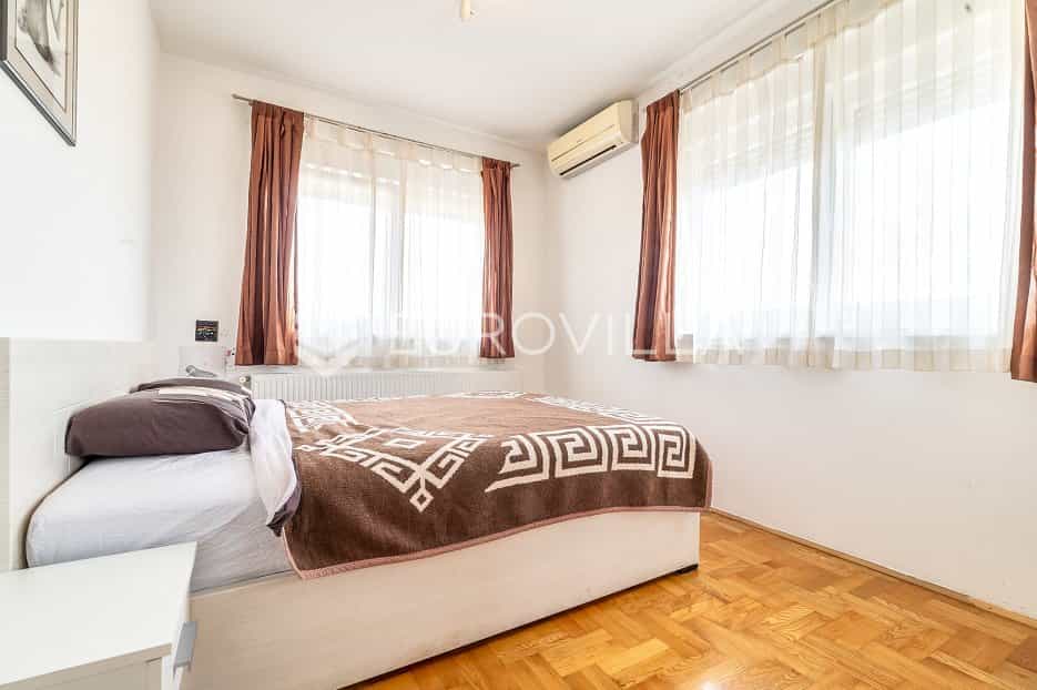 Condominium in Bijenik, Zagreb, Grad 11490472