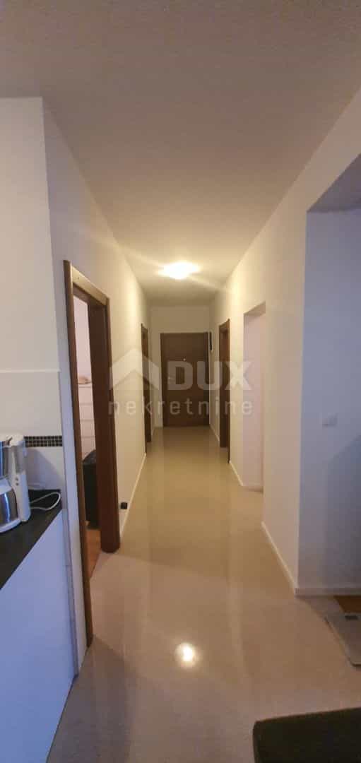 Condominium in Srima, Šibenik-Knin County 11490724